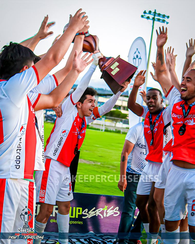 Equipo campeón levantando el trofeo — Keeper Cup 2