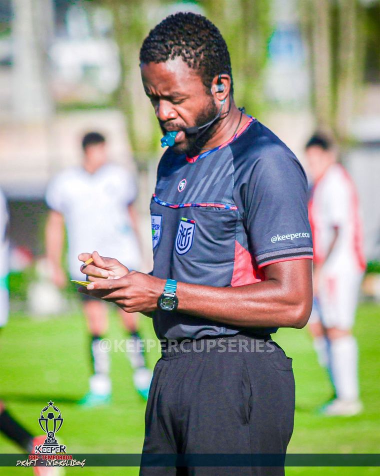 Árbitro dirigiendo un partido de Keeper Cup